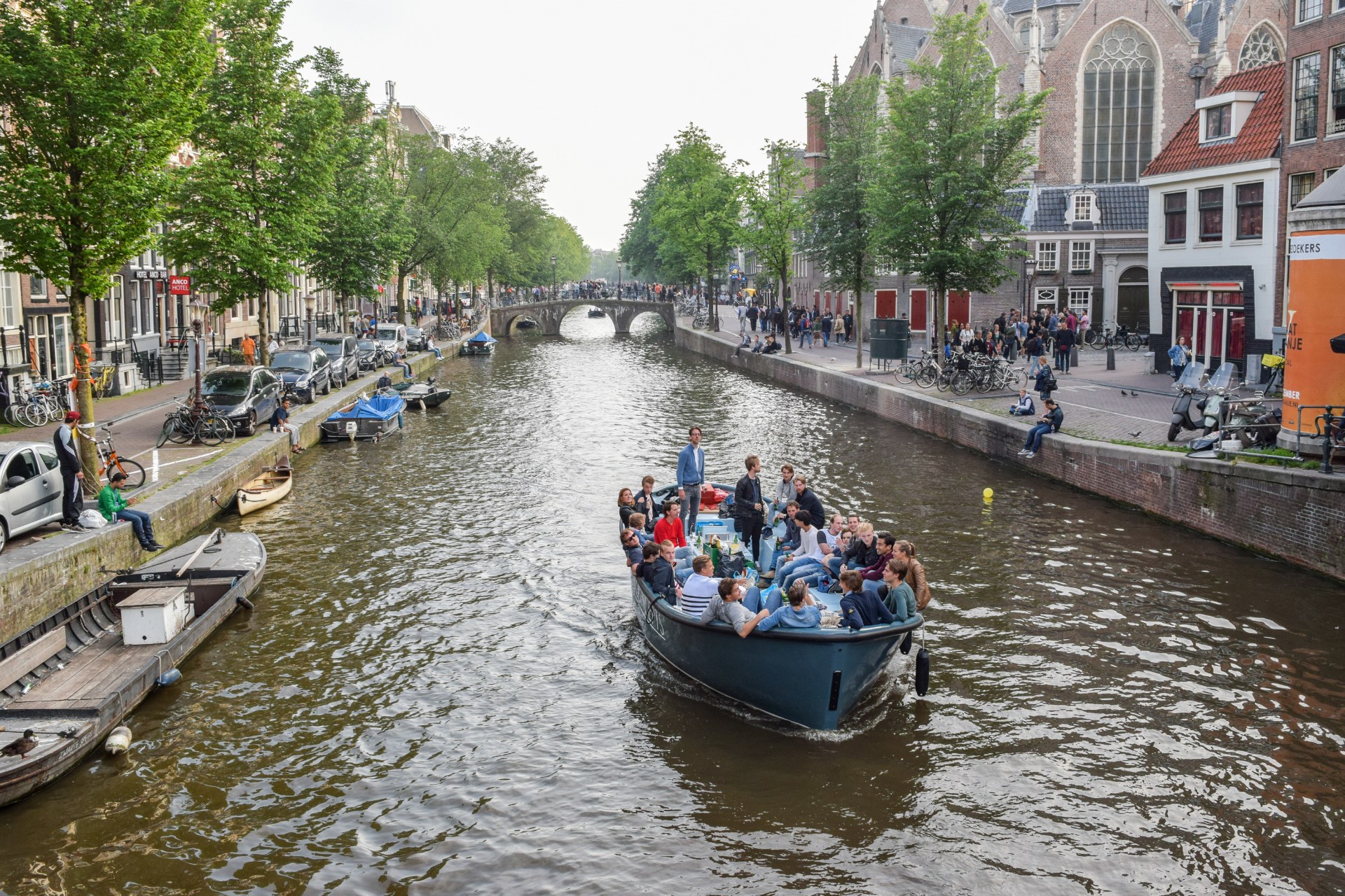 Des jeunes sur un bateau sur un canal d’Amsterdam